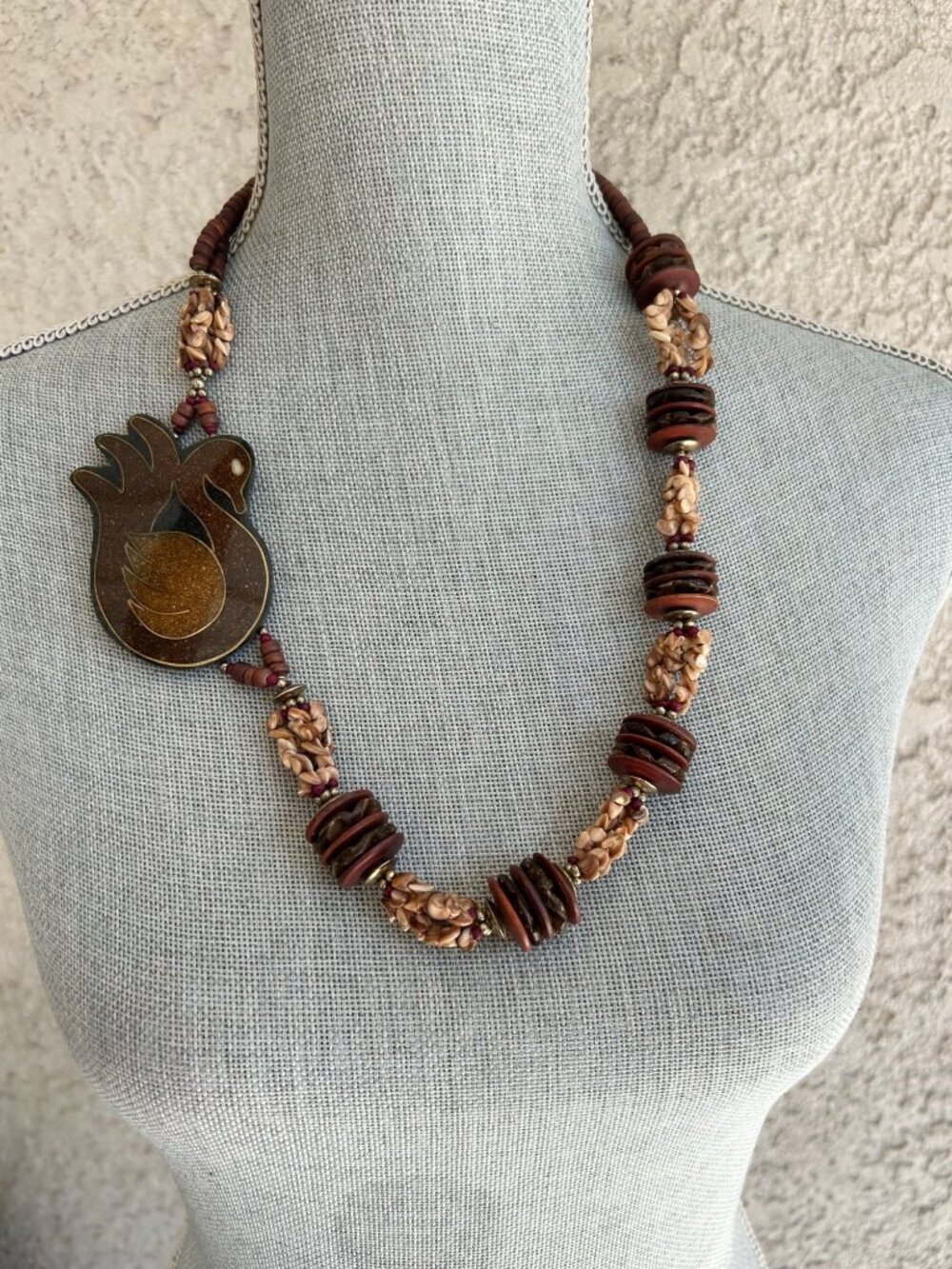 VTG Earthy Statement Chunky Beaded‎ Necklace Wood & Seashells Swan Pendant